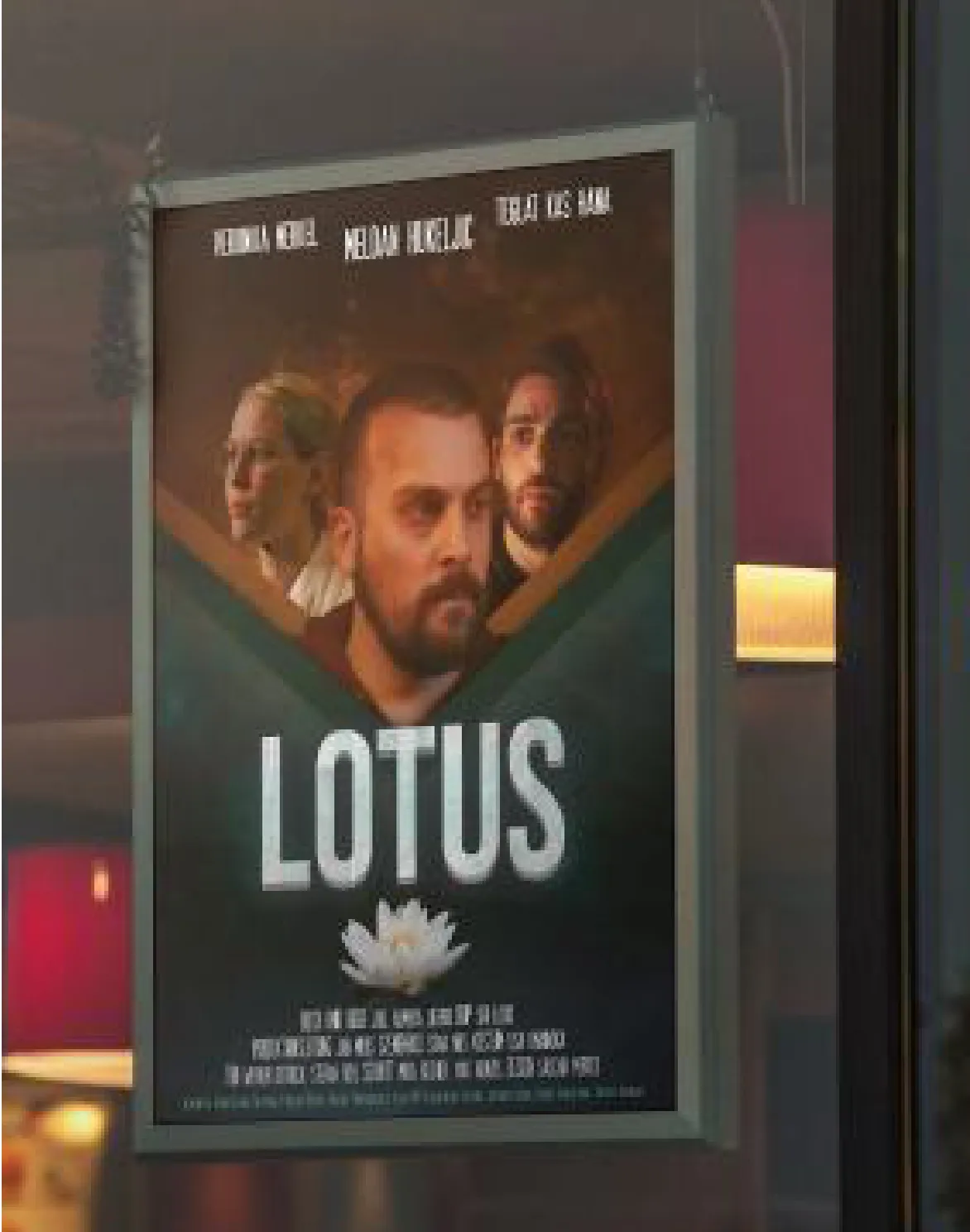 Filmposter „Lotus“ in einem beleuchteten Schaukasten