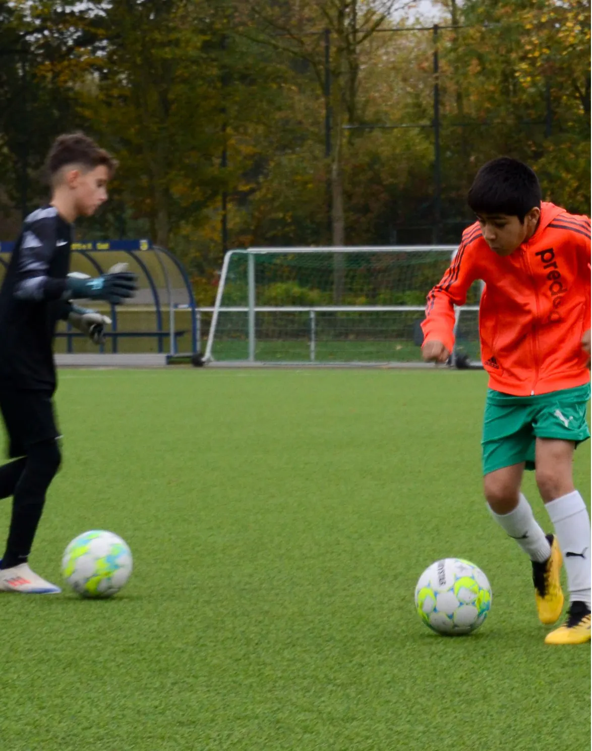 Fußballtraining – Aktionsfoto zweier Spieler
